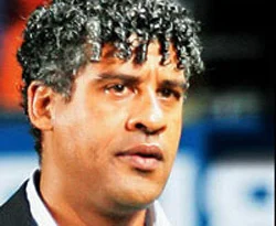 Rijkaard, dünya devini elinin tersiyle itti