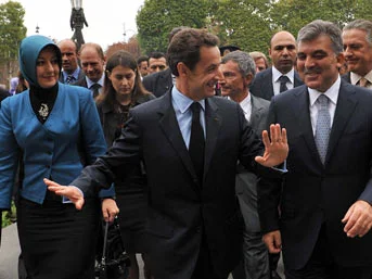 Sarkozy'den büyük terbiyesizlik!