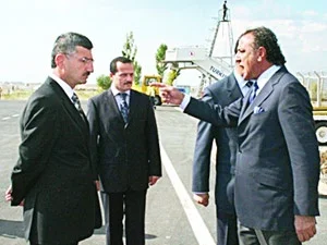 Sırrı Sakık'tan valiye protokol fırça