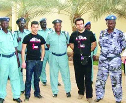 Sudan askerlerini Türkler giydiriyor