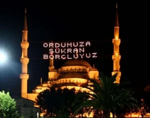 Tartışmalı mahyalar yine asılacak