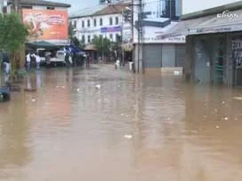 Trabzon'u sel aldı iş yerleri yandı