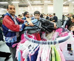Üç liralık takım elbise izdihama yol açtı