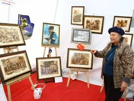 Yaşama resimlerle tutundu