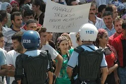 Yıkımı protesto için TEM'i kapattılar