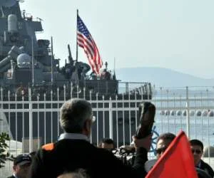 ABD gemisine ayakkabılı protesto