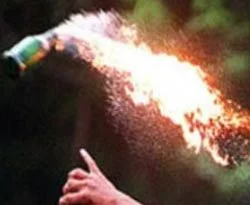 Ak Parti binasına molotof kokteyli atıldı