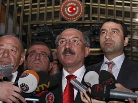 Alevi derneklerinden Öymen'e yaylım ateşi