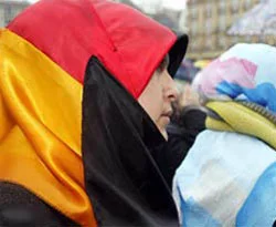 Almanya'da başörtülü kadına saldırı