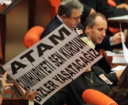 Başbakan'dan pankart tepkisi