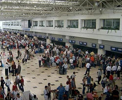 Bayram öncesi uçak biletleri el yakıyor