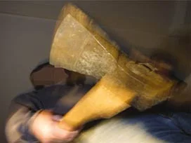 Çocuğunun yanında karısını parçaladı