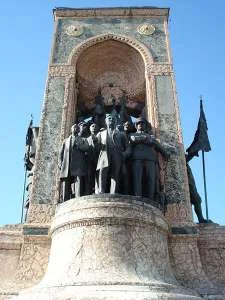 Cumhuriyet Anıtı'nın restorasyonu başladı