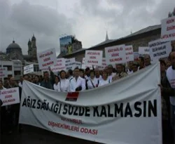 Diş hekimlerinden 'koltuk yakma' eylemi