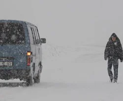 Doğu'da yol için dağlar eritiliyor