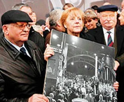 Dünya liderleri Berlin Duvarı'nı ikinci kez yıktı