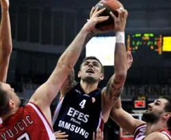 Efes Pilsen ikinci yarıda yıkıldı