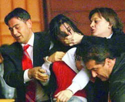 Eylemcilere önce taktik sonra fırça