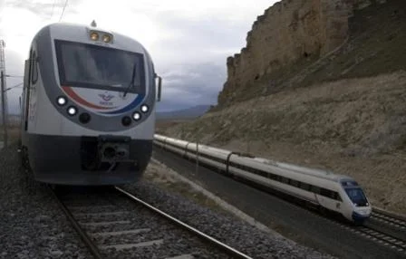Hızlı tren raydan çıktı