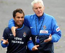 Hugo Broos, Alanzinho'ya sarıldı