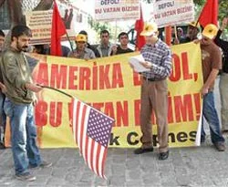İncirlik Üssü'ne karşı meşaleli yürüyüş