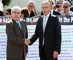 İngiltere Kıbrıs'tan vazgeçmeye hazır