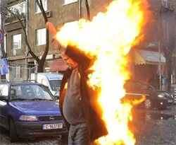 Irkçı lider protesto için kendini yaktı