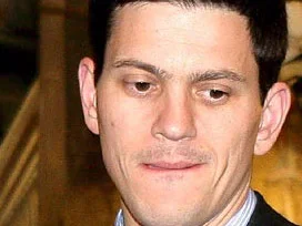 İsrail'e bir darbe de Miliband'dan