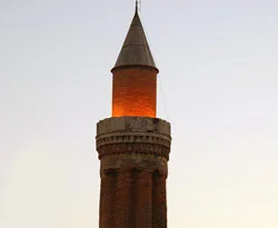 İsviçre: Minareye evet ezana hayır