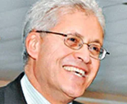 Kanada'nın ilk Müslüman rektörü oldu