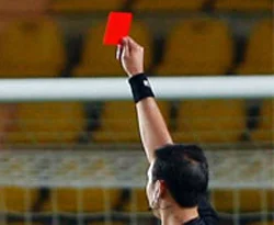 Kırmızı kart gördü, hakeme kafa attı