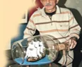 Maketleri damacanaya yerleştiriyor