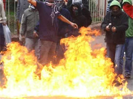 Mersin'de polis karakoluna molotof