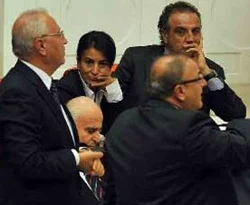 MHP'liler kürsüye yürüdü