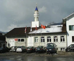 Minare yasağına İslam dünyasından tepki var