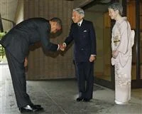 Obama, İmparator'un önünde eğildi