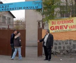 Okul kapısında garip pankart