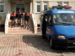 Şiddet gören kadın jandarmaya sığındı
