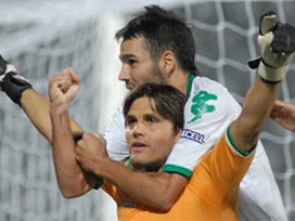 Taraftardan gol atan futbolcuya altın