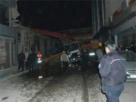 Van'da inşaat çöktü, 7 kişi göçükte kaldı