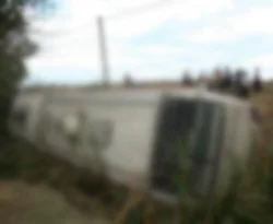 Yolcu otobüsü dereye devrildi