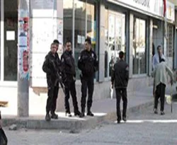 Ağrı'da göstericiler polise saldırdı