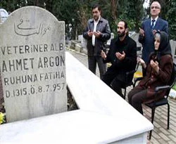 Akif'in torunu babasının mezarını buldu