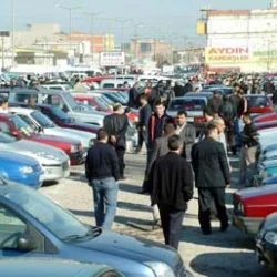 Arabasını internetten 60 kişiye sattı
