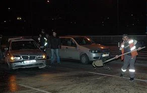 Araçlar buzlanan yolda birbirine girdi
