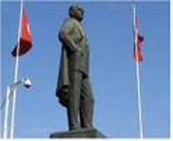 Atatürk heykeli ve askeri lojmana saldırdılar
