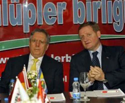 Aziz Yıldırım kalıyor mu?