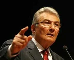 Baykal: AK Parti Berlusconi sendromu yaşıyor