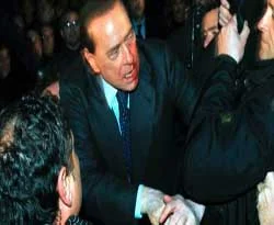 Berlusconi'ye hastahanede de rahat yok
