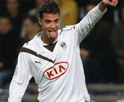 Chamakh yuvada kalıyor